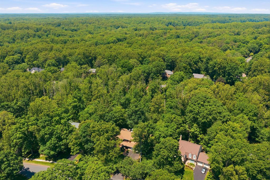 Image 57 of property listing at 7512 RAMBLING RIDGE DR, Fairfax Station, VA 22039
