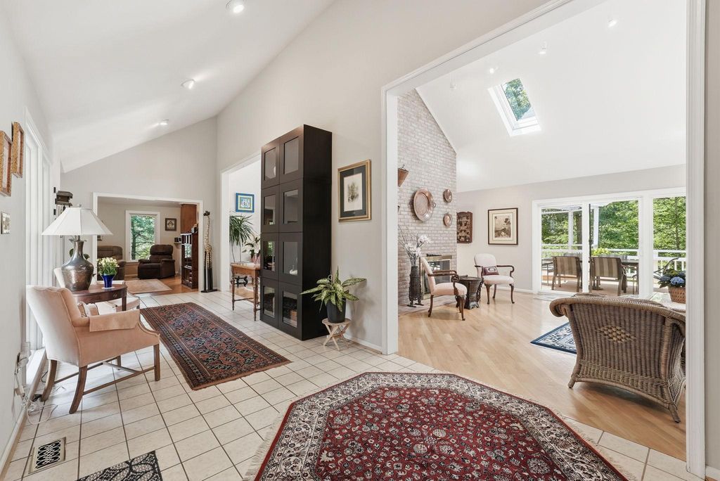 Image 7 of property listing at 7512 RAMBLING RIDGE DR, Fairfax Station, VA 22039