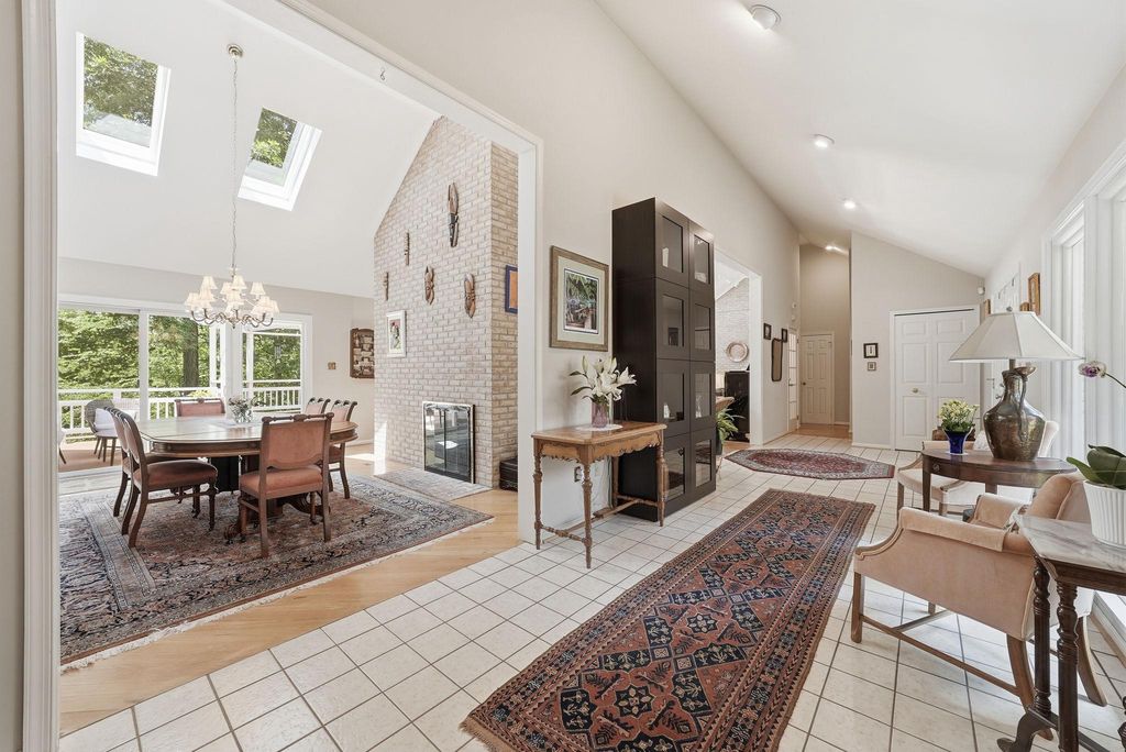 Image 8 of property listing at 7512 RAMBLING RIDGE DR, Fairfax Station, VA 22039