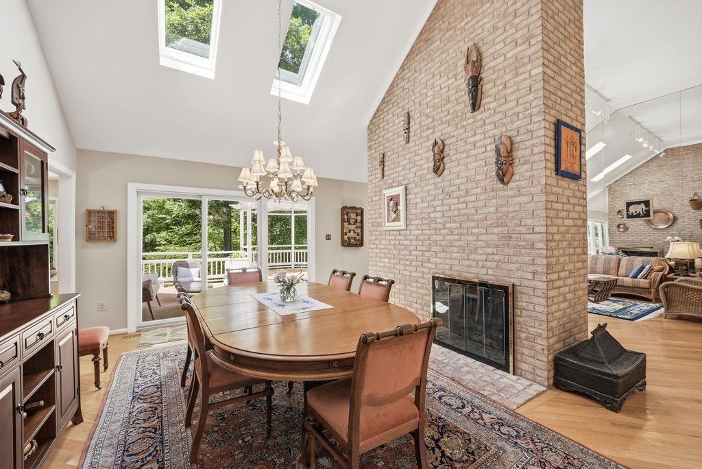 Image 9 of property listing at 7512 RAMBLING RIDGE DR, Fairfax Station, VA 22039
