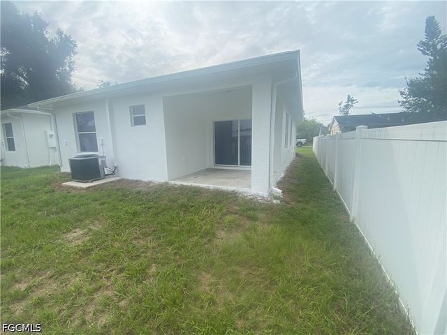 13832 1st ST, Fort Myers, FL 33905