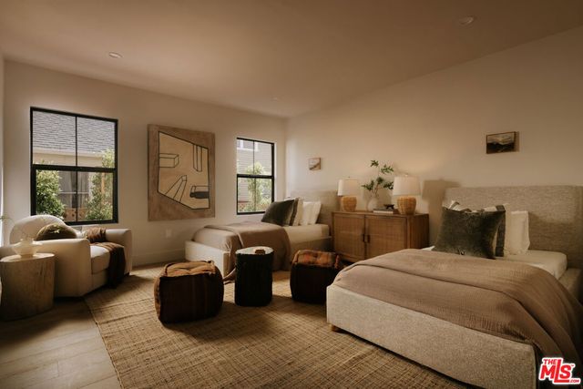 580 N Beachwood Drive, Los Angeles, CA 90004