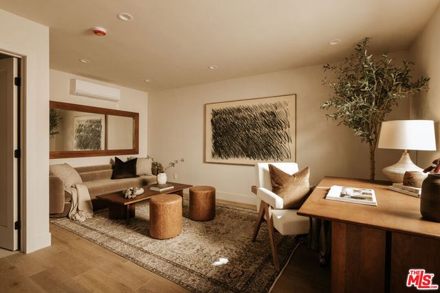580 N Beachwood Drive, Los Angeles, CA 90004