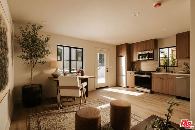 580 N Beachwood Drive, Los Angeles, CA 90004