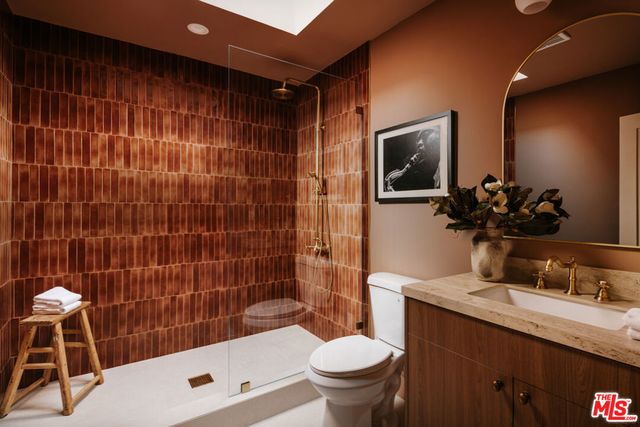 580 N Beachwood Drive, Los Angeles, CA 90004