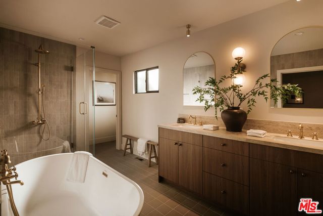 580 N Beachwood Drive, Los Angeles, CA 90004