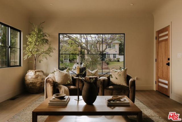 580 N Beachwood Drive, Los Angeles, CA 90004