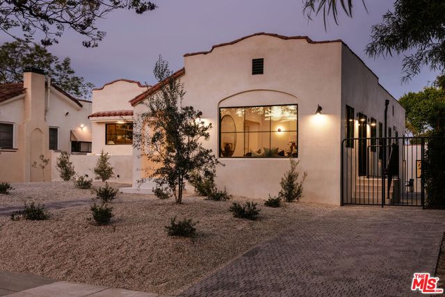 580 N Beachwood Drive, Los Angeles, CA 90004