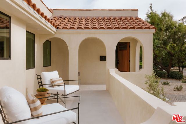580 N Beachwood Drive, Los Angeles, CA 90004