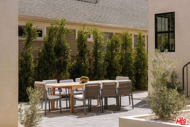 580 N Beachwood Drive, Los Angeles, CA 90004