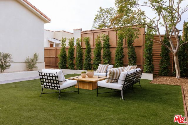 580 N Beachwood Drive, Los Angeles, CA 90004