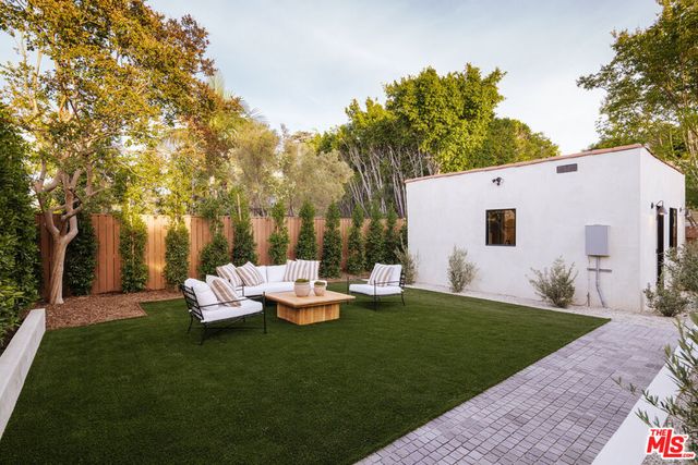 580 N Beachwood Drive, Los Angeles, CA 90004