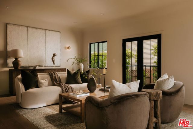 580 N Beachwood Drive, Los Angeles, CA 90004