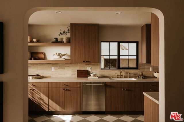 580 N Beachwood Drive, Los Angeles, CA 90004
