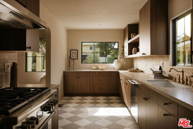 580 N Beachwood Drive, Los Angeles, CA 90004