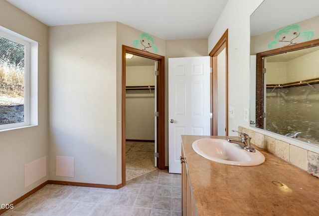 875 Jacoby Street, Gold Hill, OR 97525