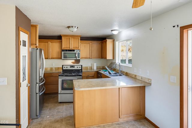 875 Jacoby Street, Gold Hill, OR 97525