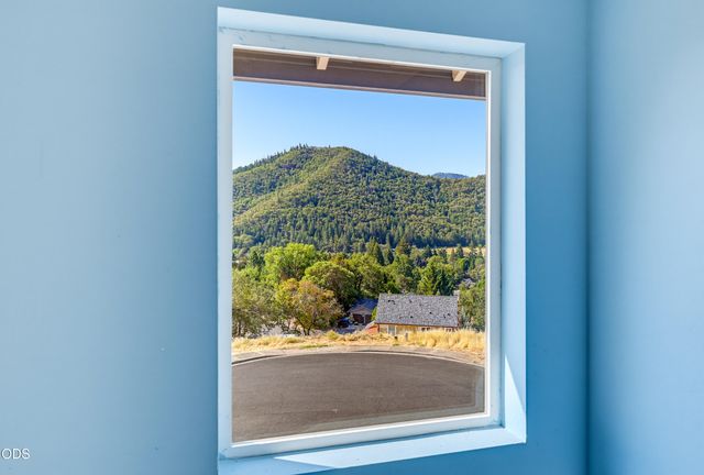 875 Jacoby Street, Gold Hill, OR 97525