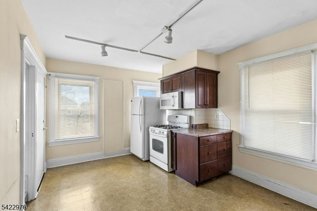 84 W Cherry St, Rahway City, NJ 07065