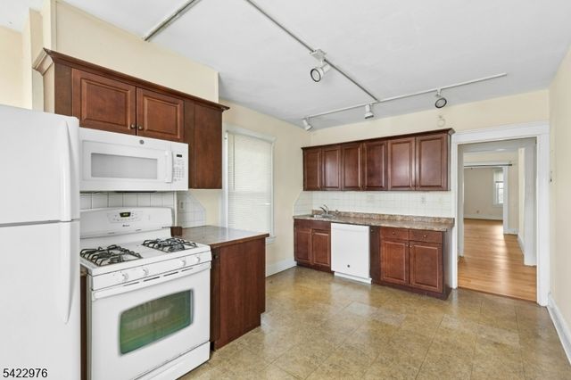 84 W Cherry St, Rahway City, NJ 07065