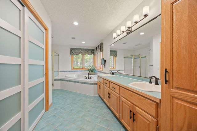 2021 Royale Drive, Eagan, MN 55122