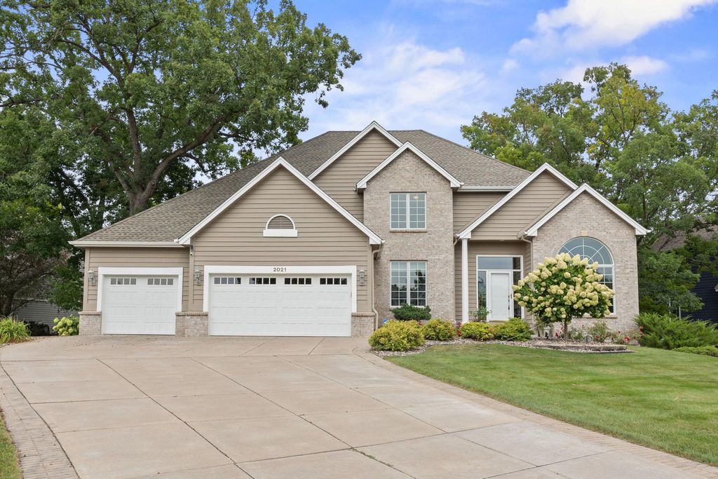 2021 Royale Drive, Eagan, MN 55122 — exterior