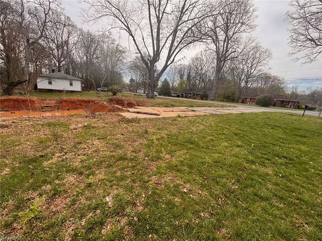 1637 Sanford Drive, Winston-salem, NC 27105