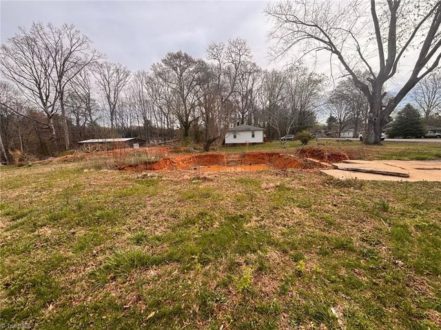 1637 Sanford Drive, Winston-salem, NC 27105