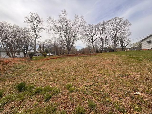 1637 Sanford Drive, Winston-salem, NC 27105