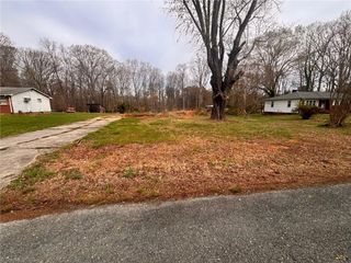 1637 Sanford Drive, Winston-salem, NC 27105