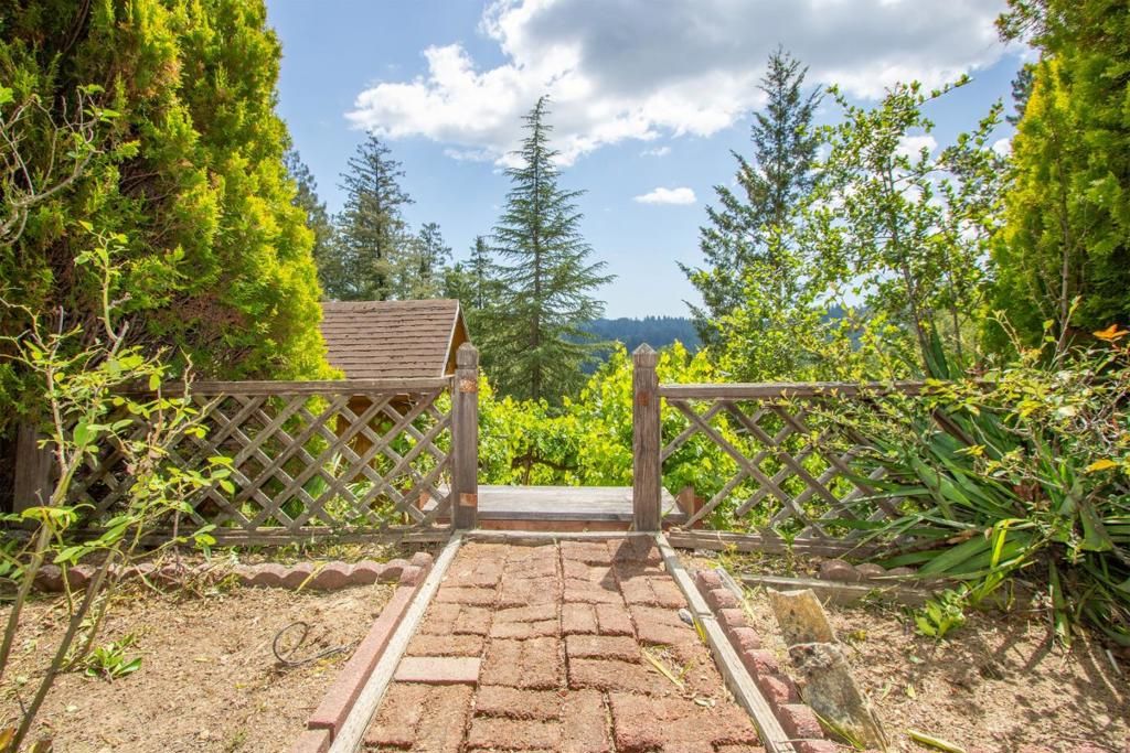 Image 34 of property listing at 23059 Evergreen Lane, Los Gatos, CA 95033