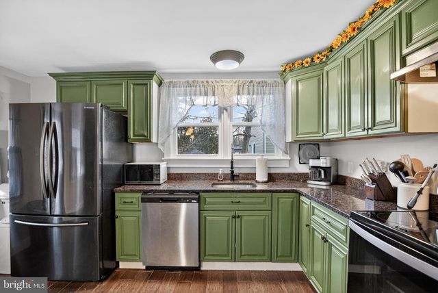 8 LAKE ST, Mullica Hill, NJ 08062