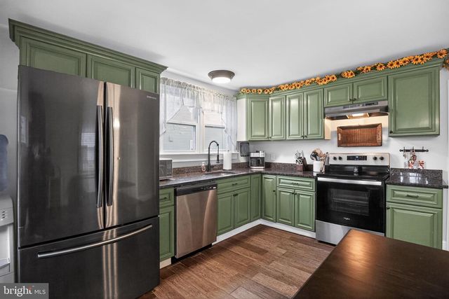 8 LAKE ST, Mullica Hill, NJ 08062