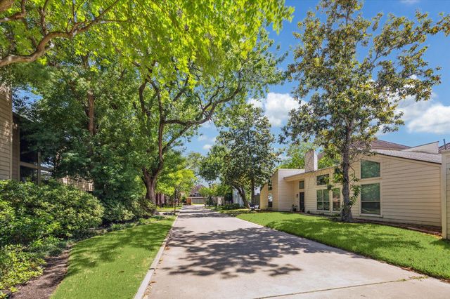 7703 Bobbitt Lane D, Houston, TX 77055