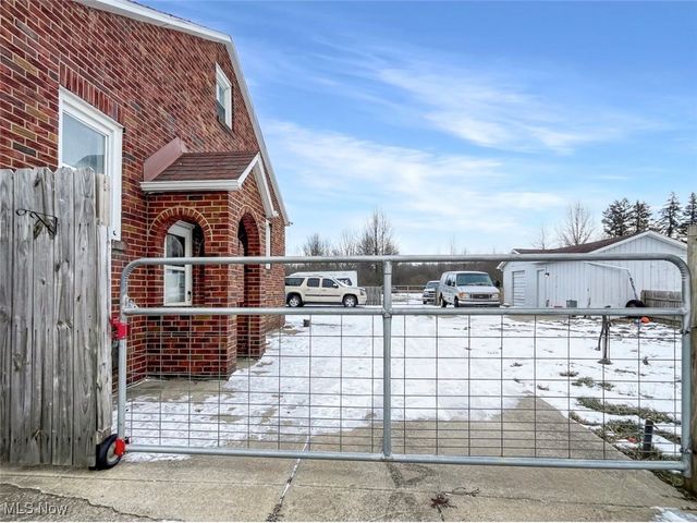 4242 Mccartney Road, Lowellville, OH 44436