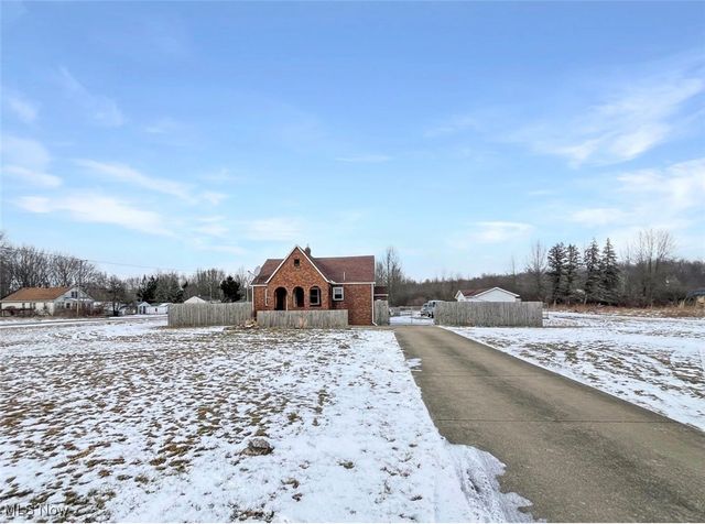 4242 Mccartney Road, Lowellville, OH 44436