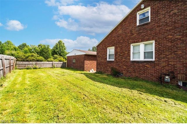 4242 Mccartney Road, Lowellville, OH 44436
