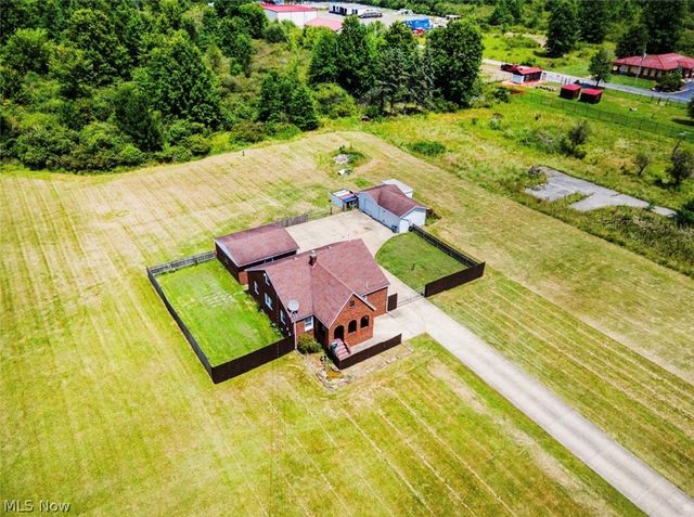 4242 Mccartney Road, Lowellville, OH 44436
