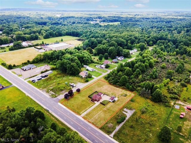 4242 Mccartney Road, Lowellville, OH 44436