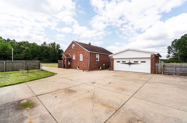 4242 Mccartney Road, Lowellville, OH 44436