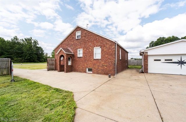 4242 Mccartney Road, Lowellville, OH 44436