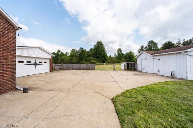 4242 Mccartney Road, Lowellville, OH 44436