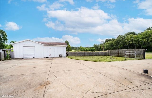 4242 Mccartney Road, Lowellville, OH 44436