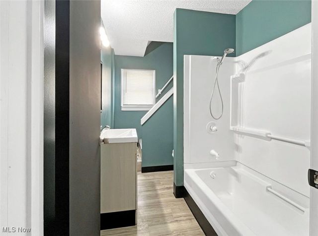 4242 Mccartney Road, Lowellville, OH 44436