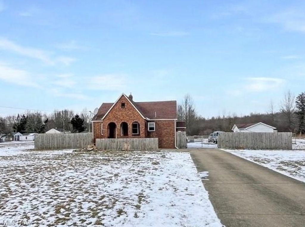 4242 Mccartney Road, Lowellville, OH 44436