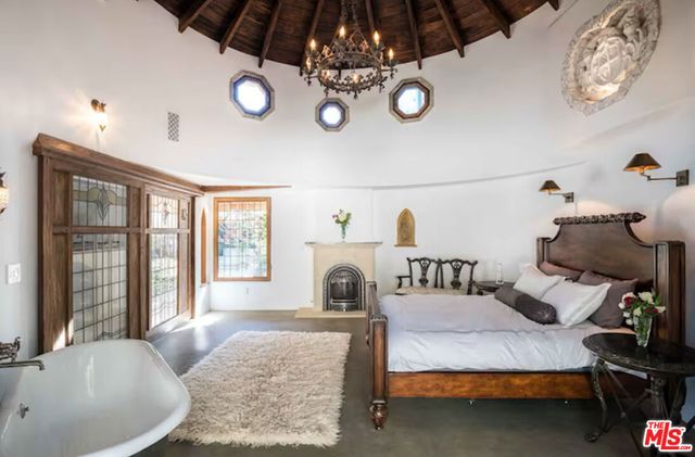 8978 Wonderland Avenue, Los Angeles, CA 90046