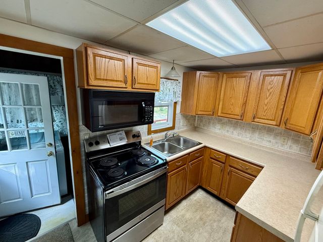 8 Union Rd, Wales, MA 01081