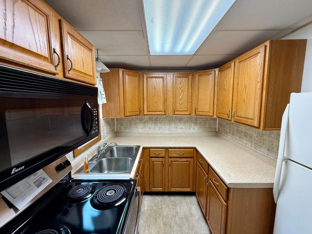 8 Union Rd, Wales, MA 01081