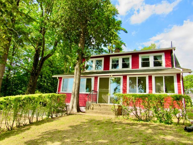 8 Union Rd, Wales, MA 01081