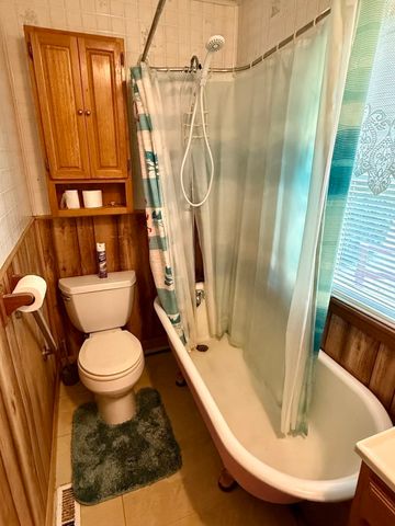 8 Union Rd, Wales, MA 01081